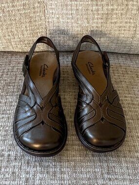 NWOT! Clarks Women's Bendable Brown Closed-Toed Sandals: Size 5.5